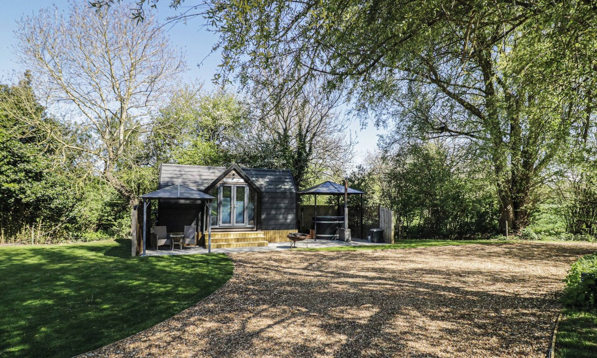 Thorpe Cottage | WILLOW LODGE AT BRIDGE LAKE FARM & FISHERY, romantic in Chacombe