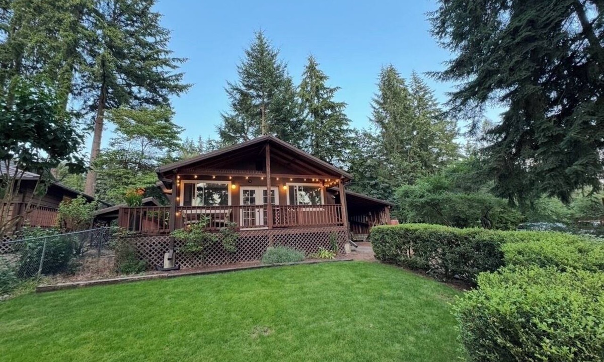 Woodinville Cottage | Wine Country Cottage · King Bed · AC