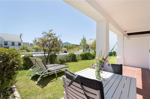 Stellenbosch Cabin | Winelands Golf Lodges 18
