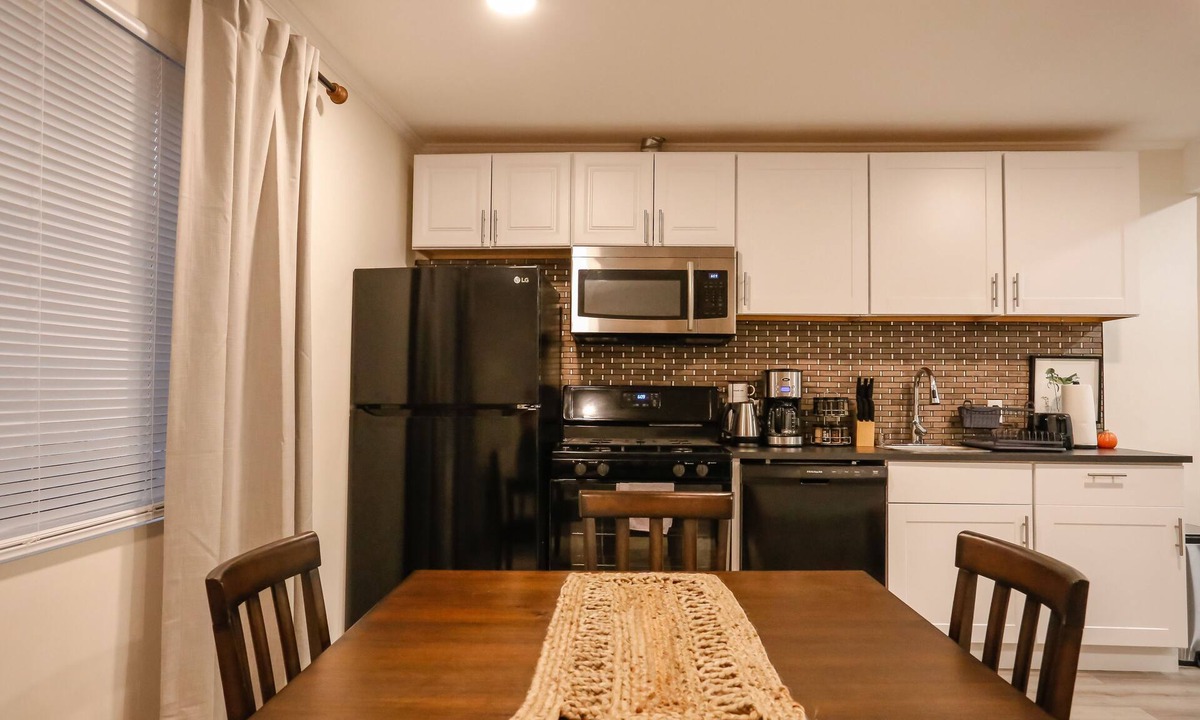 West Hills House | Wonderful 1BD Guest House with Outdoor Experience
