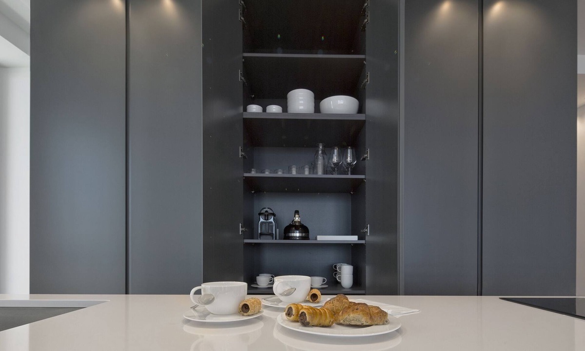 Alba Apartment | Wonderful first-row apartment with bay window overlooking the sea.