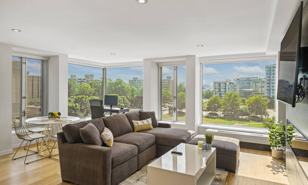 Southwest Apartment | Wonderful Waterfront Apt for 5! Pkg & City Views