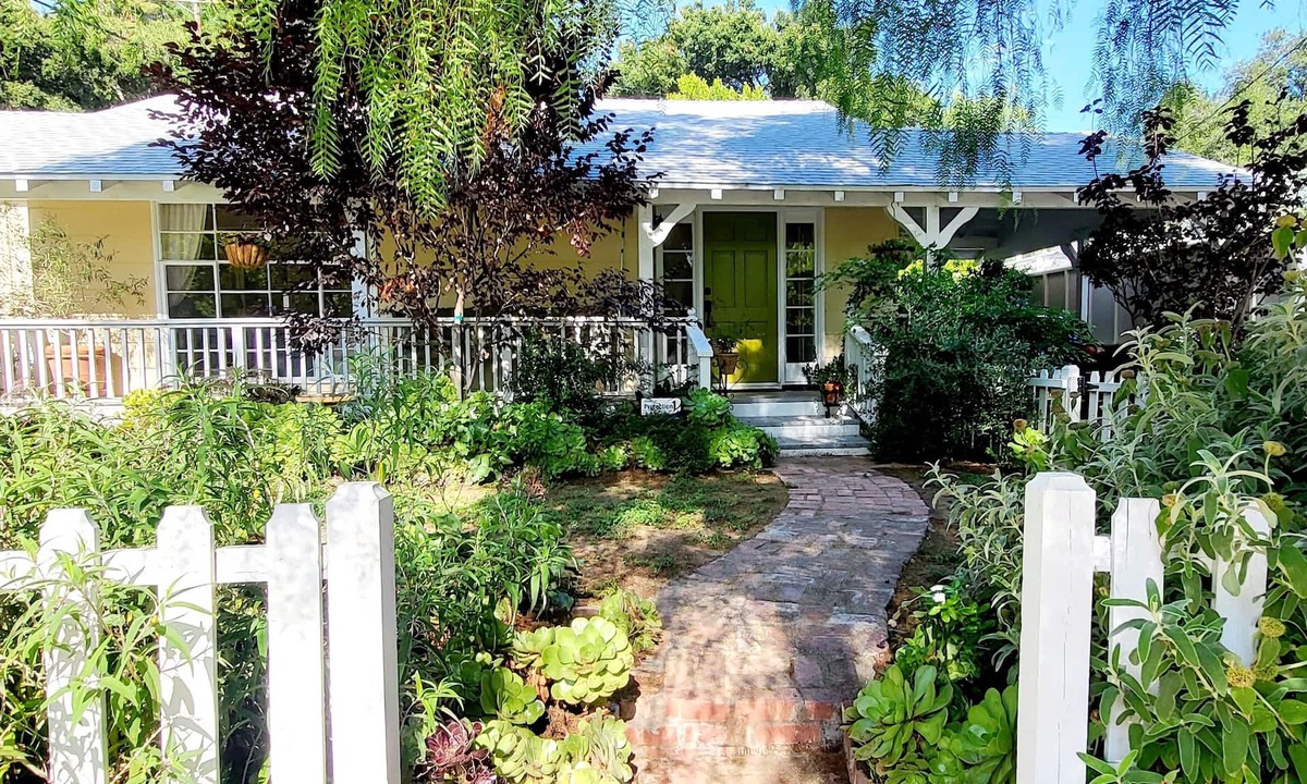 Woodland Hills Cottage | Woodland Hills Cottage on beautiful 1/4 acre property