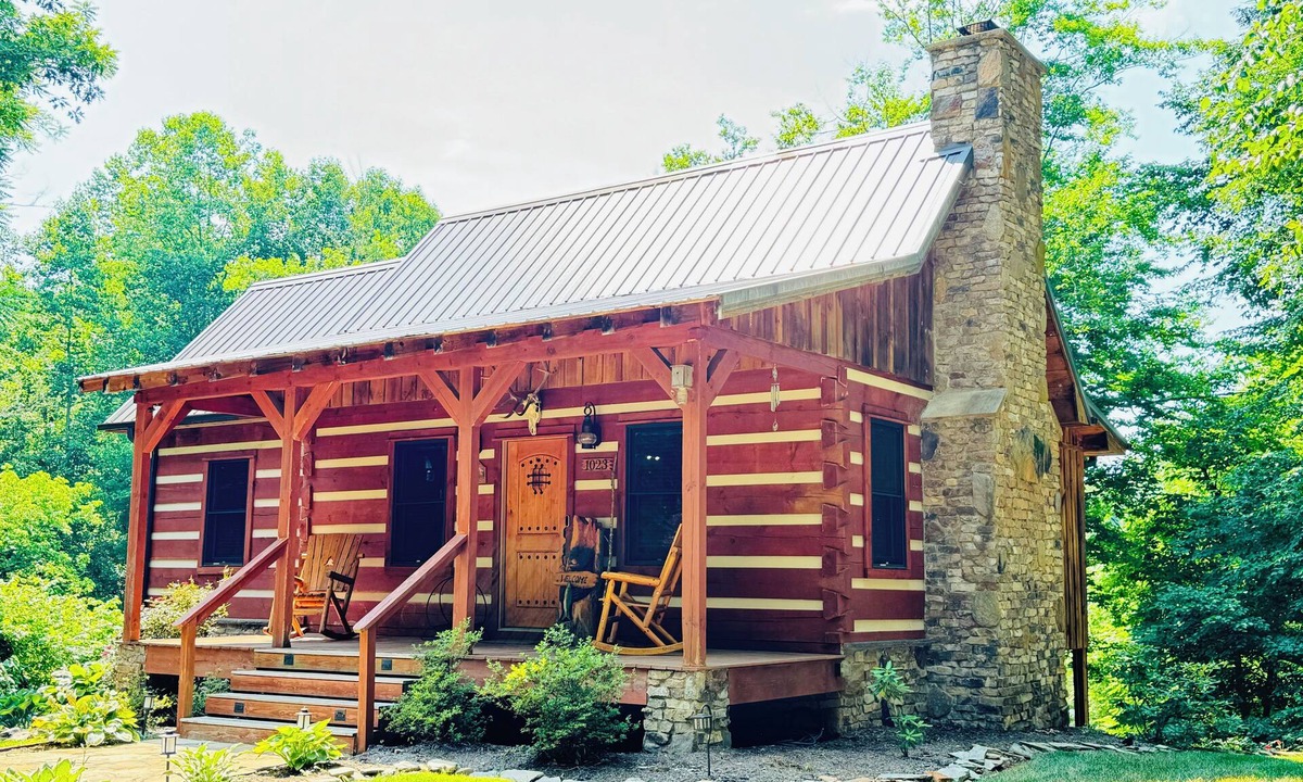 Boonville Cabin | Yadkin River Lodge-cozy stay on the bluffs overlooking the Yadkin River.