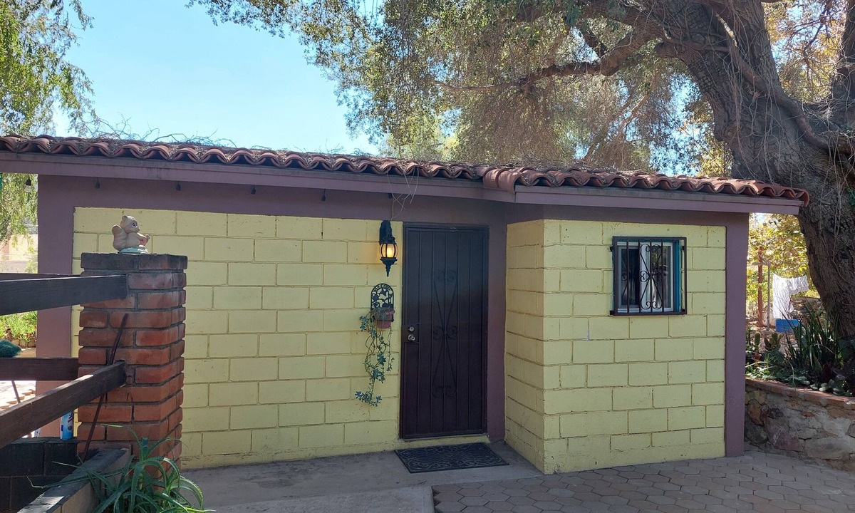 San Antonio de las Minas Cabin | Yellow country house in San Antonio de las Minas BC