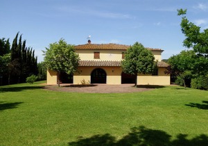 Beautiful Villa in Lari with Swimming Pool