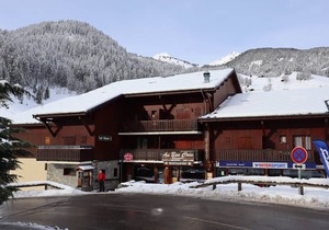 Cozy Duplex with Pool, Sleeps 4-5, Central Arêches-Beaufort, 50m from Shops and Slopes