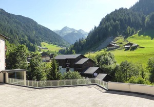 Cozy Mountain Apartment - Sleeps 4, South-Facing, Central Location, Close to Ski Lifts, Pool Access