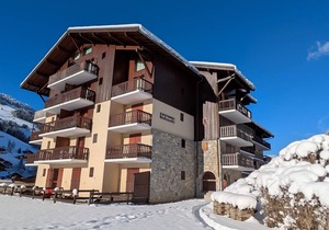 Cozy Mountain Apartment - Sleeps 4, South-Facing, Central Location, Close to Ski Lifts, Pool Access