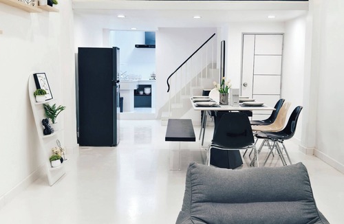 Embassy District House | 曼谷市中心 2分钟抵达silom mrt和bts 公共交通出行方便 5房5床11人 朱拉医院 尚泰Silom lumpini park bnh医院 曼谷一号