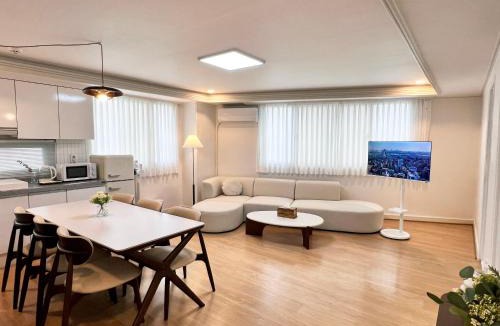 Dohwa-dong Villa | 공덕역도보3분ㅣ최대6인ㅣ2룸ㅣ퀸침대3개ㅣ무료짐보관