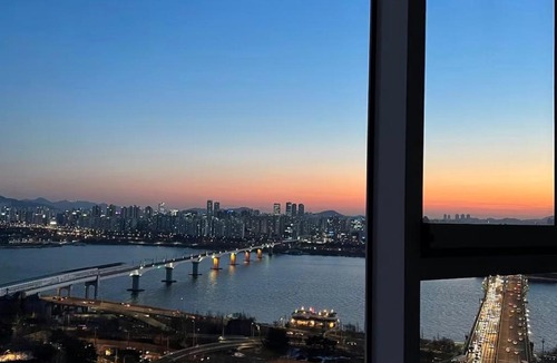 Hapjeong-dong Apartment | 아름다운 여의도한강뷰 홍대역9분 합정역1분 한강공원5분 올리브영1분 2Qbed