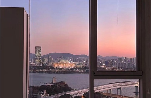 Hapjeong-dong Apartment | 아름다운 여의도한강뷰 홍대역9분 합정역1분 한강공원5분 올리브영1분 2Qbed