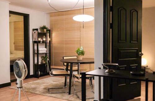 Hapjeong-dong Villa | 홍대 합정 블랙앤우드 하우스, 3룸 빔프로젝터, Hapjeong station 5 mins, nearby hongik uni, Airport bus direct, free luggage storage