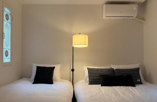 Hapjeong-dong Villa | 홍대 합정 블랙앤우드 하우스, 3룸 빔프로젝터, Hapjeong station 5 mins, nearby hongik uni, Airport bus direct, free luggage storage