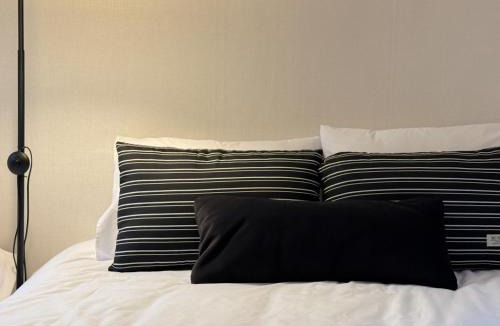 Hapjeong-dong Villa | 홍대 합정 블랙앤우드 하우스, 3룸 빔프로젝터, Hapjeong station 5 mins, nearby hongik uni, Airport bus direct, free luggage storage