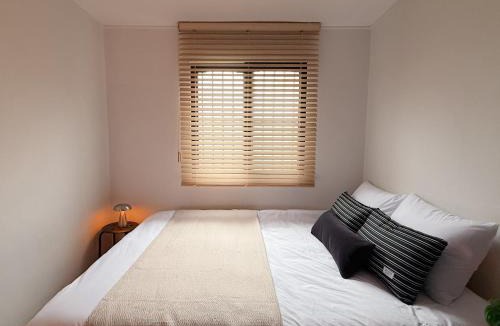 Hapjeong-dong Villa | 홍대 합정 블랙앤우드 하우스, 3룸 빔프로젝터, Hapjeong station 5 mins, nearby hongik uni, Airport bus direct, free luggage storage