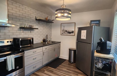 Sailboat Bend Apartment | 02 Rustic meets Beachy Apartment - Walk Downtown!