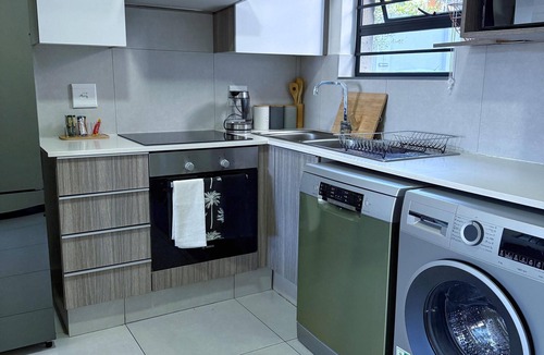 Greater Johannesburg Metropolitan Area Apartment | 1-bedroom Luxury Garden Suite with Fitness gym, Clubhouse, Pool in Sandton