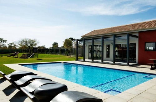 Greater Johannesburg Metropolitan Area Apartment | 1-bedroom Luxury Garden Suite with Fitness gym, Clubhouse, Pool in Sandton