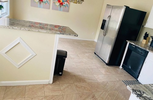 Laurel House | 1 Bedroom Terrace view Quiet Neighborhood shared bathroom living room,kitchen #3
