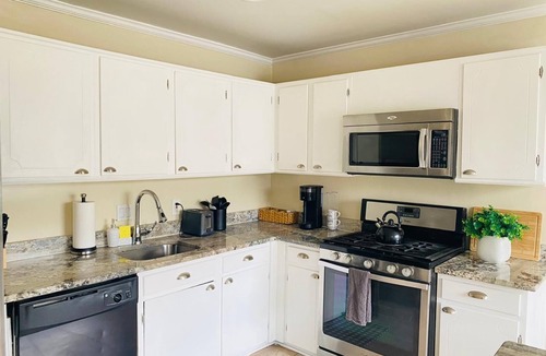 Laurel House | 1 Bedroom Terrace view Quiet Neighborhood shared bathroom living room,kitchen #4