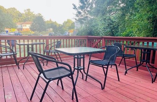 Laurel House | 1 Bedroom Terrace view Quiet Neighborhood shared bathroom living room,kitchen #4