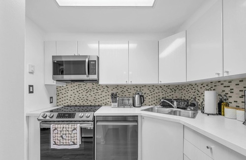 Central Apartment | 1-BR Condo in Downtown/Parking/City Views/AC