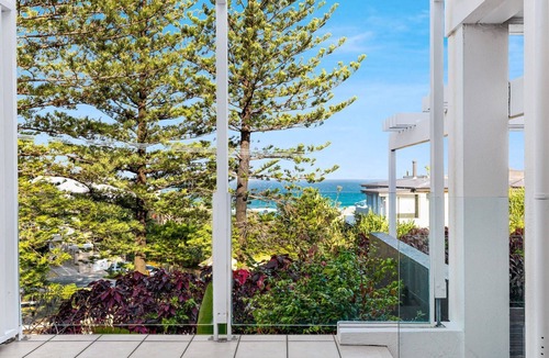Sunshine Beach Apartment | 1 Craiglea Lodge - Prime Location Right at the Beach