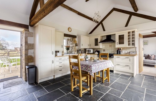 Chipping Campden Cottage | 1 Homepiece - a converted barn that sleeps 4 guests in 2 bedrooms