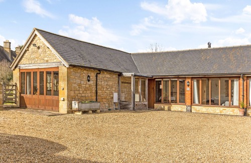 Chipping Campden Cottage | 1 Homepiece - a converted barn that sleeps 4 guests in 2 bedrooms