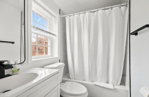 Chillum House | 1 min to DC 8 beds sleeps 16 with yard and parking