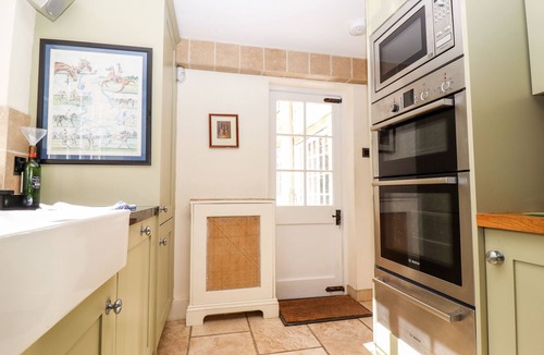 Moreton-in-Marsh Cottage | 1 THE LANE, pet friendly, with a garden in Chipping Norton