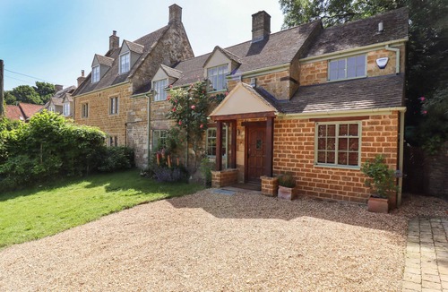 Moreton-in-Marsh Cottage | 1 THE LANE, pet friendly, with a garden in Chipping Norton