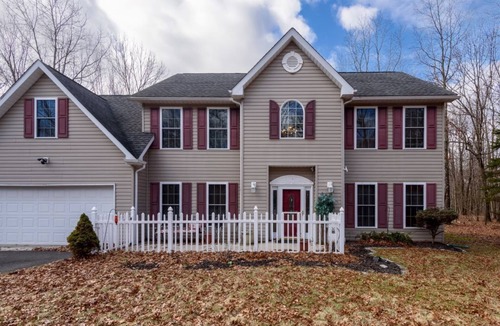 Jim Thorpe House | 10 Seat Home theater. Office. Step-Free Entry. Seniors Welcomed. Pet Friendly!