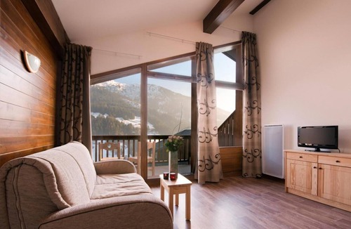 Hauteluce Apartment | 100m from shops, swimming pool, terrace, balcony, tv, 30m², Les Saisies