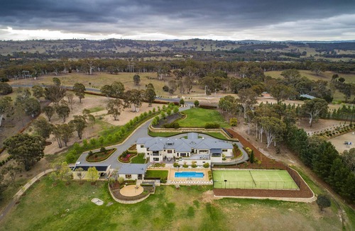 Sutton House | 11 Acres Luxury Estate - 15 mins to Canberra!