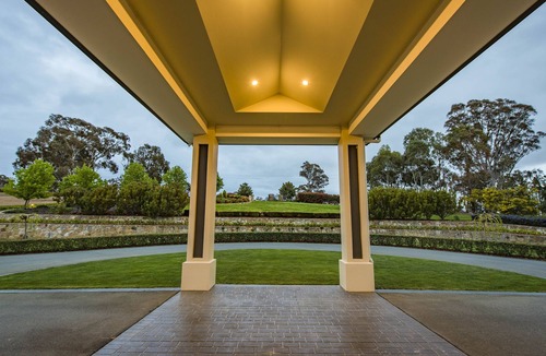 Sutton House | 11 Acres Luxury Estate - 15 mins to Canberra!