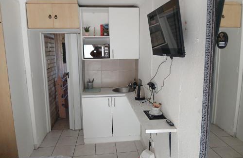 Grassy Park Apartment | 12 on lake Grassy Park