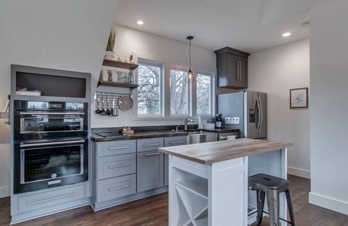 Historic Waverly House | 12 South Loft Walk to Coffee/Murals + King Bed