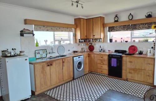 Pringle Bay Apartment | 120 steps to the beach
