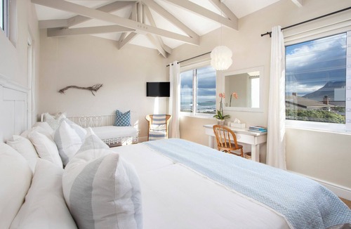 Sandbaai House | 138 Marine Beachfront Guesthouse