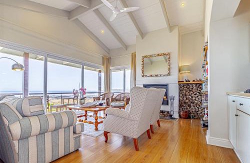 Sandbaai House | 138 Marine Beachfront Guesthouse