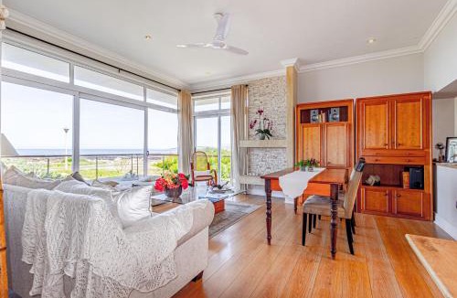 Sandbaai House | 138 Marine Beachfront Guesthouse