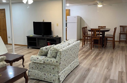 Taylorville Apartment | 1500 sq feet, full kitchen dining and Living room with 2 Bedrooms Basement Apart