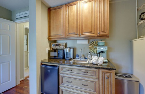 Santa Paula House | 16 Mi to Beaches & Wineries! Chic Peaceful Retreat