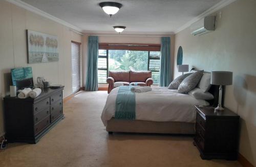 Schoemansville House | 16 Sleeper Holiday Home-Mansion