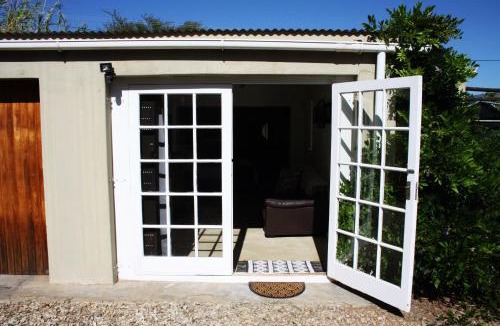 Tulbagh Apartment | 1920s Charm on Waveren