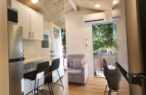 Woodland Hills Cottage | 1BD/1BA Private Tiny House with Kitchenette & W/D