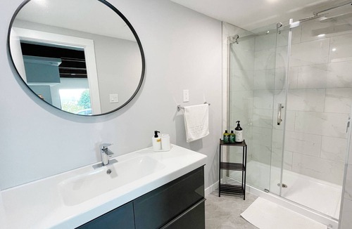 West Vancouver House | 1BR Private Suite · West Vancouver · Landmark View · Prime Location